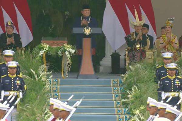 Paskibraka Sukses Kibarkan Bendera Merah Putih di Istana, Prabowo dan Tamu Tepuk Tangan Paskibraka Sukses Kibarkan Bendera Merah Putih di Istana, Prabowo dan Tamu Tepuk Tangan