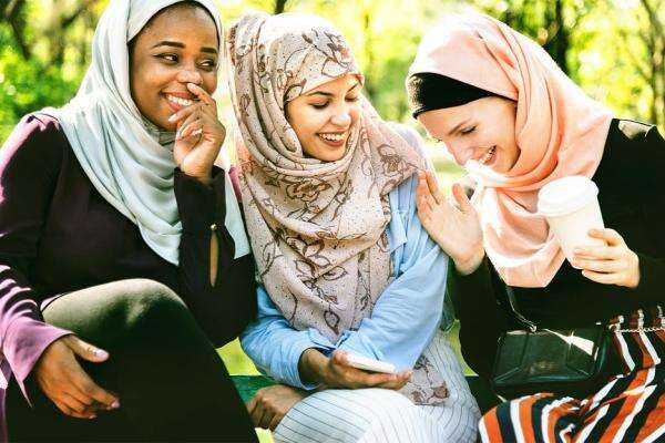 Mengapa Tersenyum Menjadi Akhlak Dasar Seorang Muslim? Mengapa Tersenyum Menjadi Akhlak Dasar Seorang Muslim?