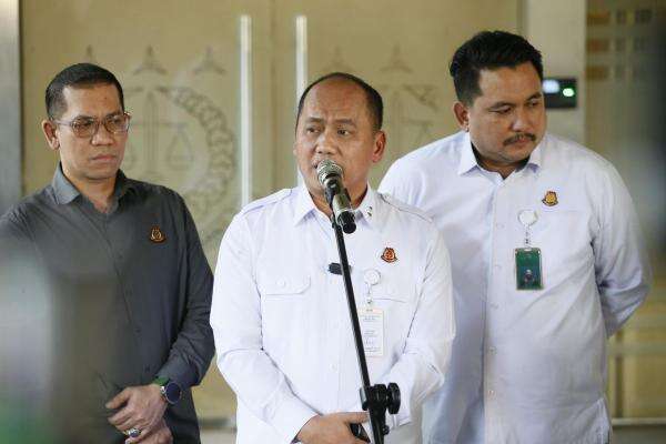 Kejagung Ungkap Sosok Febrio Adiono: Pegawai Administrasi, Bukan Jaksa Kejagung Ungkap Sosok Febrio Adiono: Pegawai Administrasi, Bukan Jaksa