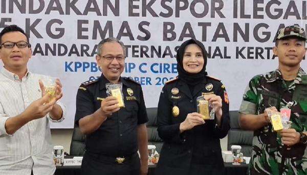 Bea Cukai Cirebon Gagalkan Penyelundupan 5 Kg Emas Batangan Rp12 Miliar Bea Cukai Cirebon Gagalkan Penyelundupan 5 Kg Emas Batangan Rp12 Miliar