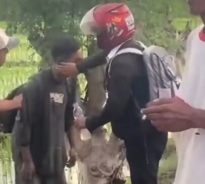Viral! Pemuda Nangis Sesenggukan Usai Terjatuh ke Sawah, Ternyata Baru Putus Cinta Viral! Pemuda Nangis Sesenggukan Usai Terjatuh ke Sawah, Ternyata Baru Putus Cinta