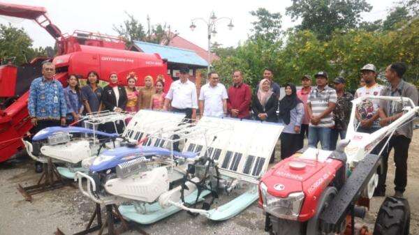 Didampingi Wali Kota dan Wawali Baubau, Anggota DPR RI Jaelani Salurkan Alsintan ke Petani Didampingi Wali Kota dan Wawali Baubau, Anggota DPR RI Jaelani Salurkan Alsintan ke Petani