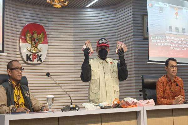 KPK Amankan Uang Rp200 Juta saat OTT Bupati Bolmut KPK Amankan Uang Rp200 Juta saat OTT Bupati Bolmut