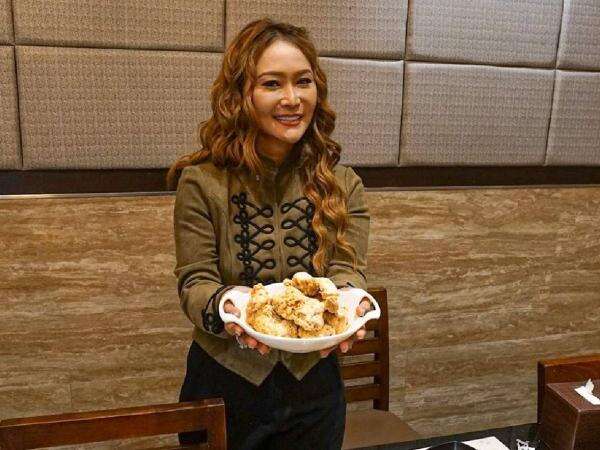 Inul Daratista Buka Restoran Korea, Pengunjung Bisa Makan Sambil Karaoke Inul Daratista Buka Restoran Korea, Pengunjung Bisa Makan Sambil Karaoke
