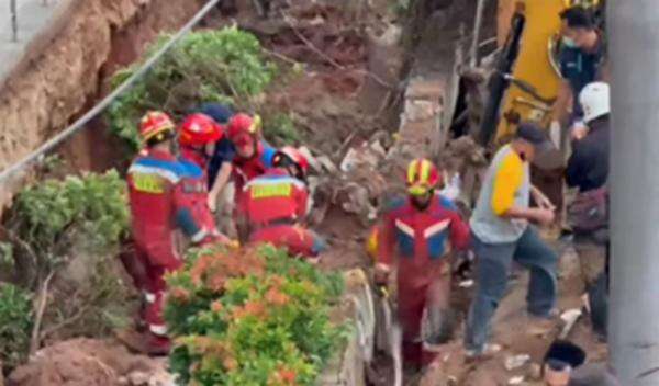 Dua Pekerja Proyek Drainase Terjebak Beton Roboh di Jatinegara Jaktim, Dievakuasi 2 Jam Dua Pekerja Proyek Drainase Terjebak Beton Roboh di Jatinegara Jaktim, Dievakuasi 2 Jam