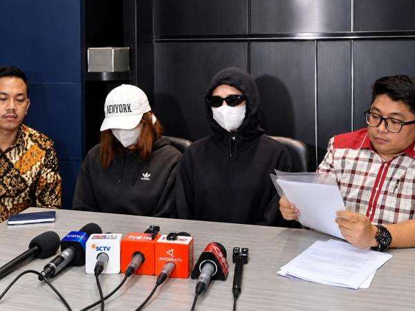 Korban Dugaan Kekerasan Seksual Betrand Peto Bawa Bukti Visum dalam Pemeriksaan Hari Ini Korban Dugaan Kekerasan Seksual Betrand Peto Bawa Bukti Visum dalam Pemeriksaan Hari Ini