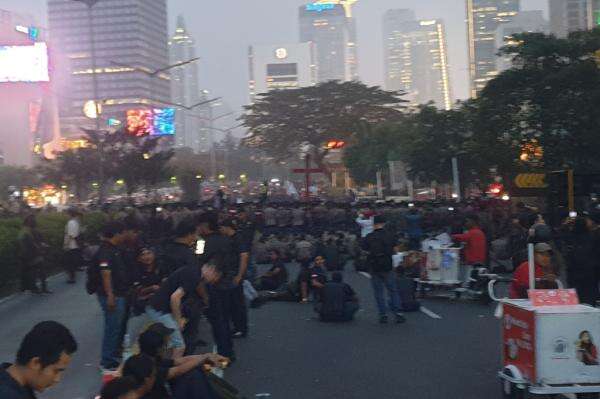 Gerimis Tak Surutkan Aksi Demo Mahasiswa, Polisi Masih Sekat Jalan ke Bundaran HI Gerimis Tak Surutkan Aksi Demo Mahasiswa, Polisi Masih Sekat Jalan ke Bundaran HI