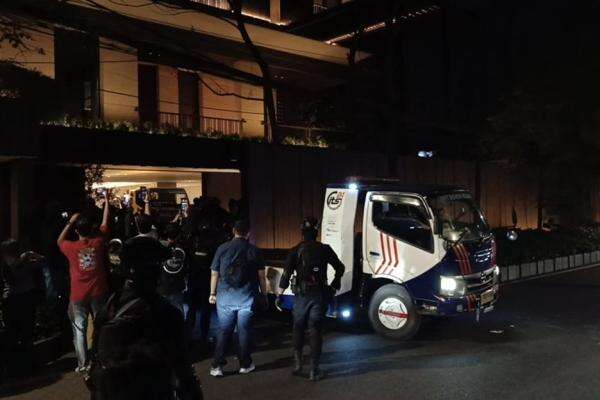Dua Truk Towing Masuk Rumah Silmy Karim saat KPK Lakukan Penggeledahan Dua Truk Towing Masuk Rumah Silmy Karim saat KPK Lakukan Penggeledahan
