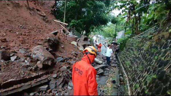 Banjir hingga Longsor Terjadi di Kota Tasikmalaya Banjir hingga Longsor Terjadi di Kota Tasikmalaya