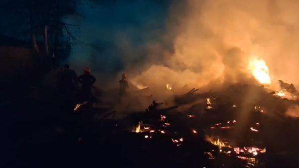 Gudang Palet dan Warung Makan Terbakar Hebat di Bypass Krian, Lalu Lintas Sempat Ditutup Gudang Palet dan Warung Makan Terbakar Hebat di Bypass Krian, Lalu Lintas Sempat Ditutup