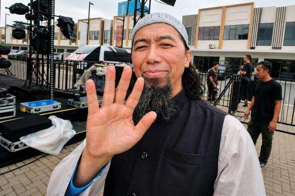 Yukie Pas Band Kecelakaan di Bandung, Alami Benturan Keras di Kepala hingga Dapat 10 Jahitan Yukie Pas Band Kecelakaan di Bandung, Alami Benturan Keras di Kepala hingga Dapat 10 Jahitan