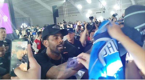 Momen Pebasket NBA Kyrie Irving Diserbu Penggemar di Jakarta Momen Pebasket NBA Kyrie Irving Diserbu Penggemar di Jakarta