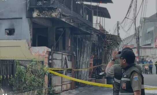 Detik-detik Kebakaran Maut di Tebet, Penghuni Kos Nekat Melompat demi Hindari Kobaran Api Detik-detik Kebakaran Maut di Tebet, Penghuni Kos Nekat Melompat demi Hindari Kobaran Api