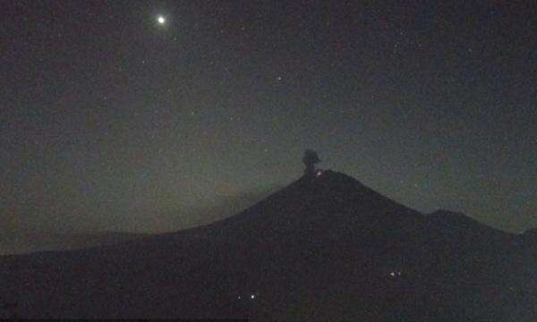 Gunung Semeru di Lumajang Meletus, Semburkan Abu Vulkanik 900 Meter Gunung Semeru di Lumajang Meletus, Semburkan Abu Vulkanik 900 Meter
