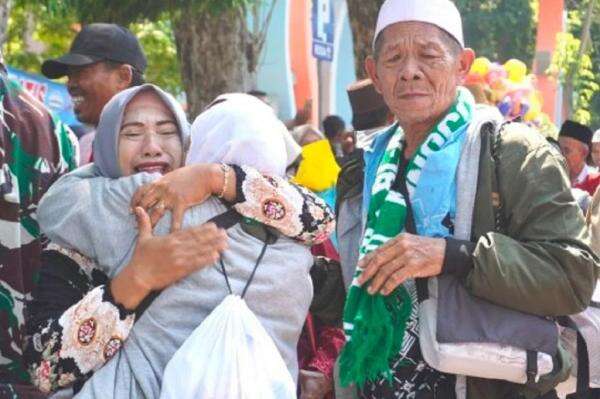 Tangis Bahagia Warnai Kepulangan Jemaah Haji Bojonegoro, Disambut Para Keluarga Tangis Bahagia Warnai Kepulangan Jemaah Haji Bojonegoro, Disambut Para Keluarga