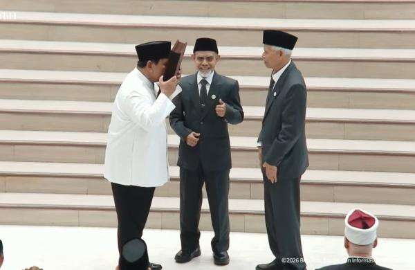 Momen Prabowo Cium Al-Quran Hadiah dari Gontor Momen Prabowo Cium Al-Quran Hadiah dari Gontor