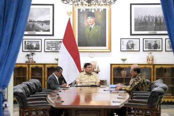 Prabowo Minta Transformasi PLN Dikebut, Dorong Penggunaan Panel Surya 100 GW Prabowo Minta Transformasi PLN Dikebut, Dorong Penggunaan Panel Surya 100 GW