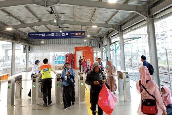 Seminggu Beroperasi, Pengguna Commuter Line di Stasiun JIS Melonjak 300 Persen pada Akhir Pekan Seminggu Beroperasi, Pengguna Commuter Line di Stasiun JIS Melonjak 300 Persen pada Akhir Pekan