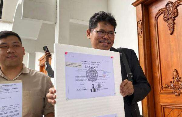 Alasan Bonatua Adukan Pimpinan KPU ke DKPP: Tak Koreksi Lolosnya Dokumen Ijazah Jokowi Alasan Bonatua Adukan Pimpinan KPU ke DKPP: Tak Koreksi Lolosnya Dokumen Ijazah Jokowi