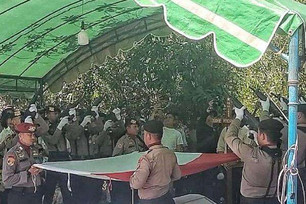 Gugur saat Gerebek Narkoba, Aipda Yudhie Dimakamkan secara Kedinasan di Katingan Gugur saat Gerebek Narkoba, Aipda Yudhie Dimakamkan secara Kedinasan di Katingan