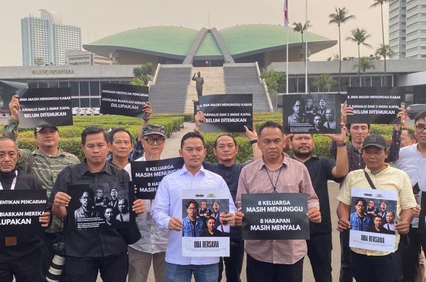 Wartawan Parlemen Doakan 5 Jurnalis dan 3 Kru Kapal Hilang: Kami Optimistis Ditemukan Selamat Wartawan Parlemen Doakan 5 Jurnalis dan 3 Kru Kapal Hilang: Kami Optimistis Ditemukan Selamat