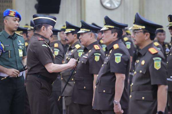 Jaksa Agung Lantik 15 Kajati Baru, Minta Tingkatkan Waskat agar Tidak Ada Penyalahgunaan Wewenang Jaksa Agung Lantik 15 Kajati Baru, Minta Tingkatkan Waskat agar Tidak Ada Penyalahgunaan Wewenang