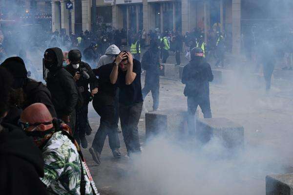 Demo Prancis Chaos, Massa Lempar Kembang Api ke Polisi Dibalas Gas Air Mata Demo Prancis Chaos, Massa Lempar Kembang Api ke Polisi Dibalas Gas Air Mata