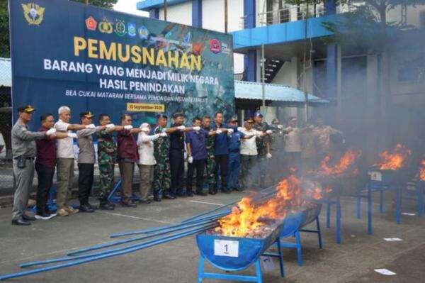 Bea Cukai Mataram Musnahkan 6,7 Juta Batang Rokok Ilegal, Kerugian Negara Rp8,3 Miliar Bea Cukai Mataram Musnahkan 6,7 Juta Batang Rokok Ilegal, Kerugian Negara Rp8,3 Miliar