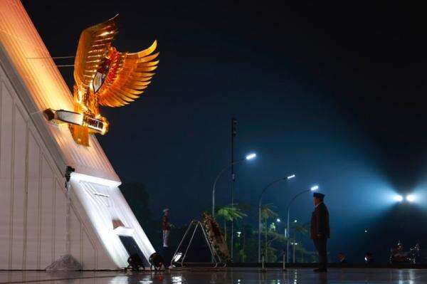 Momen Prabowo Pimpin Ziarah dan Renungan Suci HUT ke-81 RI di TMP Kalibata Momen Prabowo Pimpin Ziarah dan Renungan Suci HUT ke-81 RI di TMP Kalibata