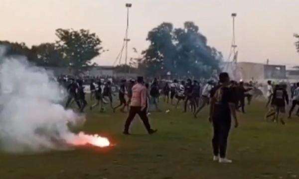 Final Piala Bupati Pasuruan Berakhir Ricuh, Suporter Bentrok hingga Pukuli Wasit Final Piala Bupati Pasuruan Berakhir Ricuh, Suporter Bentrok hingga Pukuli Wasit