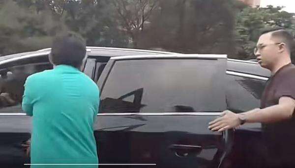 Viral Sopir Taksi Terseret Mobil BYD hingga 50 Meter di Exit Tol Tomang, Ini Kronologinya Viral Sopir Taksi Terseret Mobil BYD hingga 50 Meter di Exit Tol Tomang, Ini Kronologinya