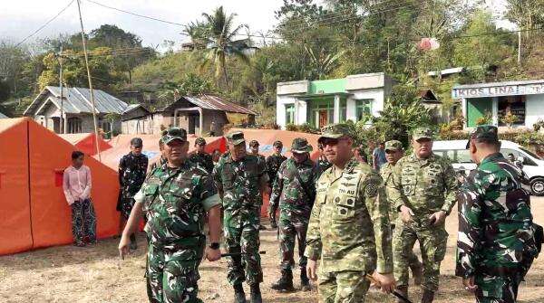 Pangkogabwilhan II Tinjau Langsung Wilayah Terdampak Gempa NTT, Pastikan Penanganan Bencana Optimal Pangkogabwilhan II Tinjau Langsung Wilayah Terdampak Gempa NTT, Pastikan Penanganan Bencana Optimal