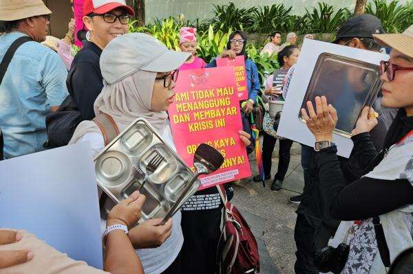 Massa Aliansi Perempuan Demo di MH Thamrin Jakarta, Bawa Panci hingga Ompreng Massa Aliansi Perempuan Demo di MH Thamrin Jakarta, Bawa Panci hingga Ompreng