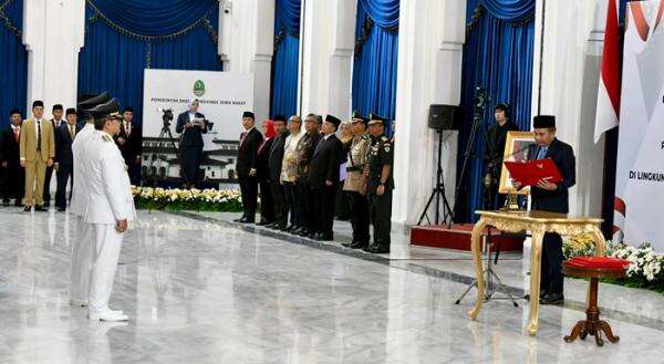 Ini Pesan Khusus Bey Machmudin usai Lantik Pj Wali Kota Cimahi dan Subang Ini Pesan Khusus Bey Machmudin usai Lantik Pj Wali Kota Cimahi dan Subang