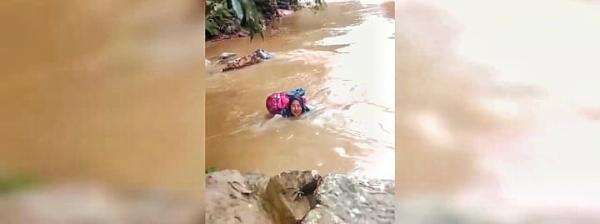 “Menggadai Nyawa, Bidan Dona Berenang Seberangi Sungai Demi Selamatkan Pasien” “Menggadai Nyawa, Bidan Dona Berenang Seberangi Sungai Demi Selamatkan Pasien”