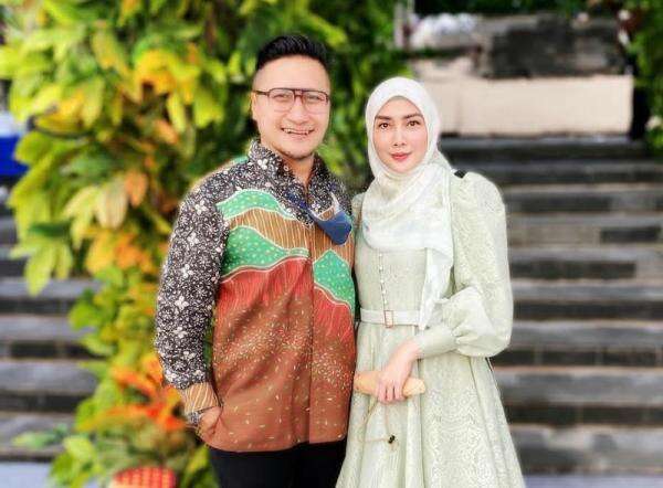 Arie Untung Ungkap Istri Belum Datang Bulan, Bakal Punya Anak Lagi? Arie Untung Ungkap Istri Belum Datang Bulan, Bakal Punya Anak Lagi?