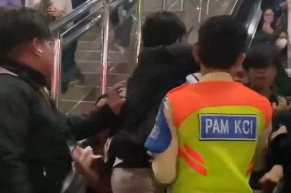 Viral 2 Penumpang KRL Ribut di Stasiun Bekasi, Dipicu Senggolan saat Naik Eskalator Viral 2 Penumpang KRL Ribut di Stasiun Bekasi, Dipicu Senggolan saat Naik Eskalator