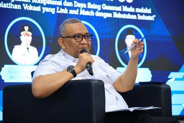 Wamenaker: Mahasiswa Jangan Hanya Kejar IPK dan Ijazah, Cari Pengalaman Wamenaker: Mahasiswa Jangan Hanya Kejar IPK dan Ijazah, Cari Pengalaman