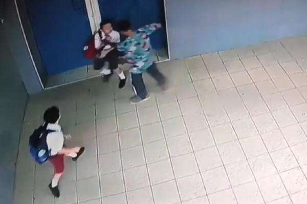 Terekam CCTV, Pria Bersajam Rampas Ponsel Pelajar di Pintu Sekolah Tanjungbalai Terekam CCTV, Pria Bersajam Rampas Ponsel Pelajar di Pintu Sekolah Tanjungbalai