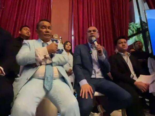 Raffi Ahmad Hadirkan Saksi Kunci Kasus Blueray Cargo, Blak-blakan Tolak Barang Gratisan! Raffi Ahmad Hadirkan Saksi Kunci Kasus Blueray Cargo, Blak-blakan Tolak Barang Gratisan!