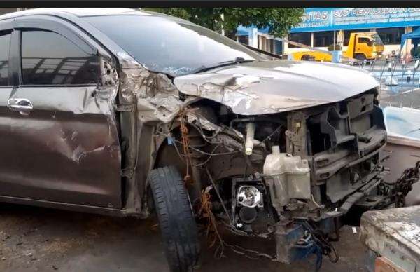 Ngeri! Ertiga Tabrak Truk di Jombang gegara Sopir Ngantuk, 1 Luka Berat Ngeri! Ertiga Tabrak Truk di Jombang gegara Sopir Ngantuk, 1 Luka Berat