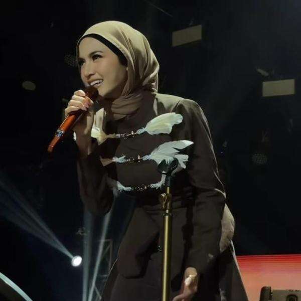 Potret Cantik Mahalini Kenakan Hijab saat Manggung di Aceh, Memesona dengan Nuansa Earth Tone Potret Cantik Mahalini Kenakan Hijab saat Manggung di Aceh, Memesona dengan Nuansa Earth Tone
