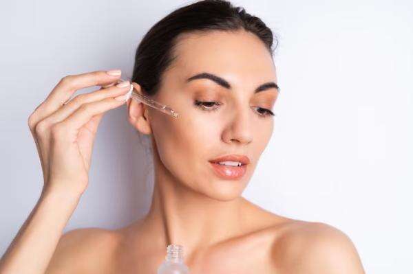 Glowing Instan dengan Retinol? Bisa Bantu Kulit Lebih Cerah, tapi Harus Tahu Batasannya Glowing Instan dengan Retinol? Bisa Bantu Kulit Lebih Cerah, tapi Harus Tahu Batasannya