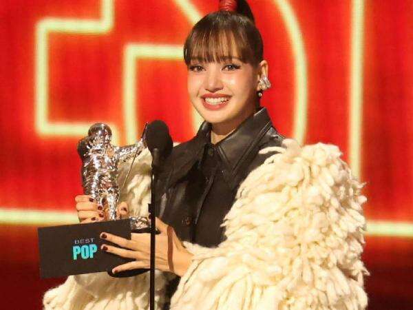 Lisa BLACKPINK Cetak Sejarah! Jadi Solois Asia Pertama Menang Best Pop VMA 2026 Lisa BLACKPINK Cetak Sejarah! Jadi Solois Asia Pertama Menang Best Pop VMA 2026