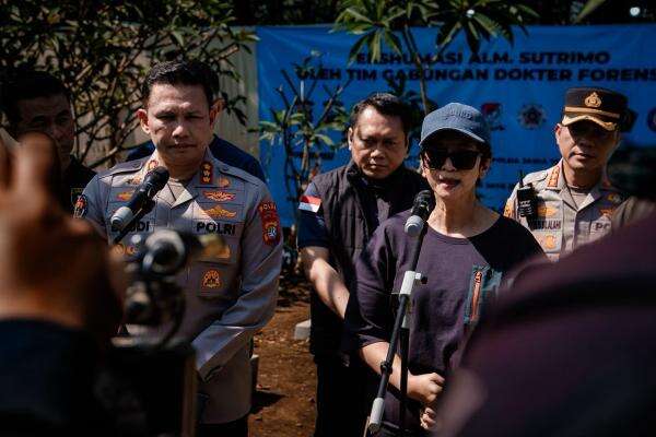 Ekshumasi Sutrimo Dimulai, Polisi Ambil Sampel untuk Pastikan Penyebab Kematian Ekshumasi Sutrimo Dimulai, Polisi Ambil Sampel untuk Pastikan Penyebab Kematian