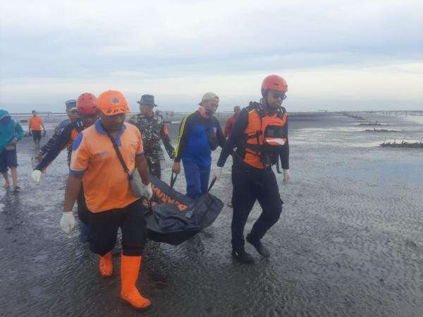 Geger !! Mayat Ditemukan di Pinggir Pantai Situbondo Dengan Kondisi Luka Bakar di Bagian Dada Geger !! Mayat Ditemukan di Pinggir Pantai Situbondo Dengan Kondisi Luka Bakar di Bagian Dada