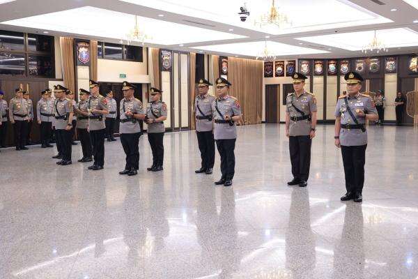 Komjen Pol Dadang Hartanto Resmi Jabat Kapolda Metro Jaya Komjen Pol Dadang Hartanto Resmi Jabat Kapolda Metro Jaya