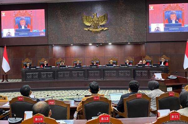 MK Tegaskan Polri Tetap di Bawah Presiden, Gugatan UU Polri Dicabut Pemohon MK Tegaskan Polri Tetap di Bawah Presiden, Gugatan UU Polri Dicabut Pemohon