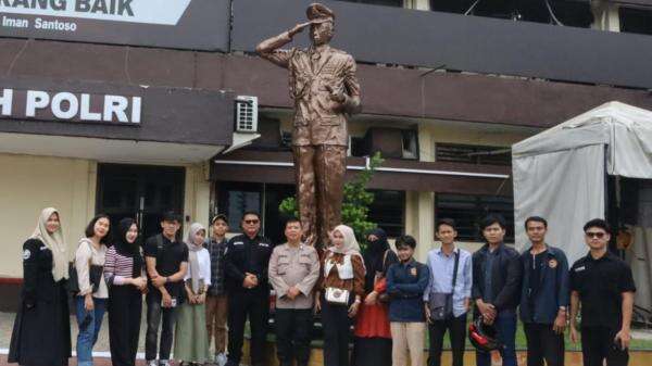 Buku Komunikasi Kepolisian Karya Afriadi Amin: Solusi Memperkuat Hubungan Polri dengan Masyarakat Buku Komunikasi Kepolisian Karya Afriadi Amin: Solusi Memperkuat Hubungan Polri dengan Masyarakat
