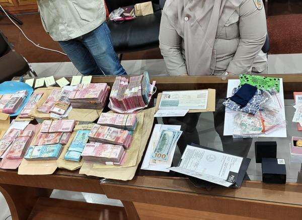 Geledah BPN Jatim, KPK Temukan Uang Asing hingga Ratusan Juta Rupiah Geledah BPN Jatim, KPK Temukan Uang Asing hingga Ratusan Juta Rupiah